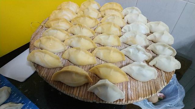 芹菜牛肉水饺如何调馅，牛肉饺子馅怎么调才能鲜嫩（这样做牛肉芹菜饺子）