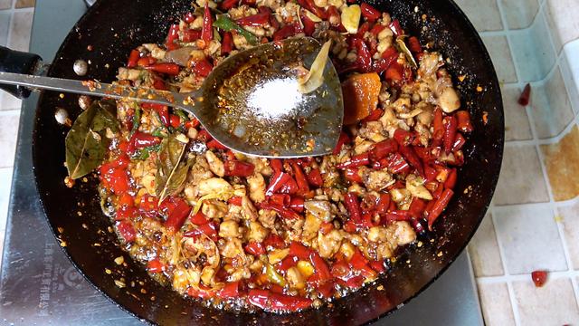 自贡冷吃兔的做法，四川美食自贡冷吃兔正宗做法（自贡妹自制38袋冷吃兔与室友分享走红网络）