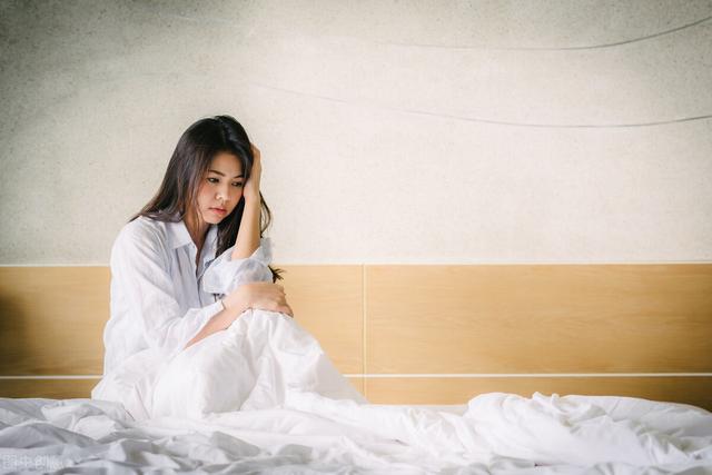 女人出轨闺蜜老公的惨痛代价，我被老公撵出了围城