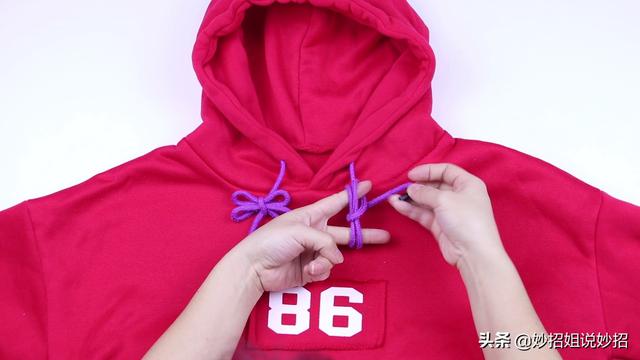 卫衣的绳子怎么系好看，卫衣两条绳子的各种打结方法（卫衣的带子竟是这么用）