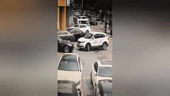 共享车司机倒车疏忽，男子租共享汽车跑黑车这下惨了