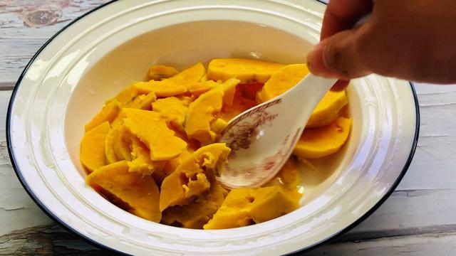 煮汤圆是冷水下锅还是热水下锅，汤圆是冷水下锅还是热水下锅好（难怪汤圆总是露馅）