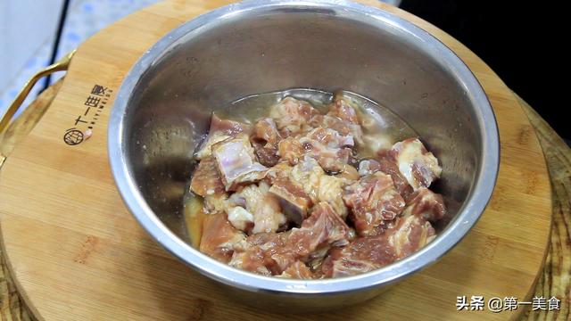 清炖排骨怎么做好吃，清炖排骨怎么炖好吃又简单的做法（清炖排骨这样做）