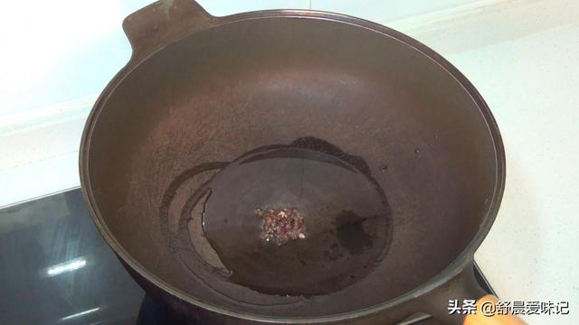 炒干豆腐的做法，怎样炒干豆腐好吃又简单（快手家常菜，芹菜炒豆腐干）