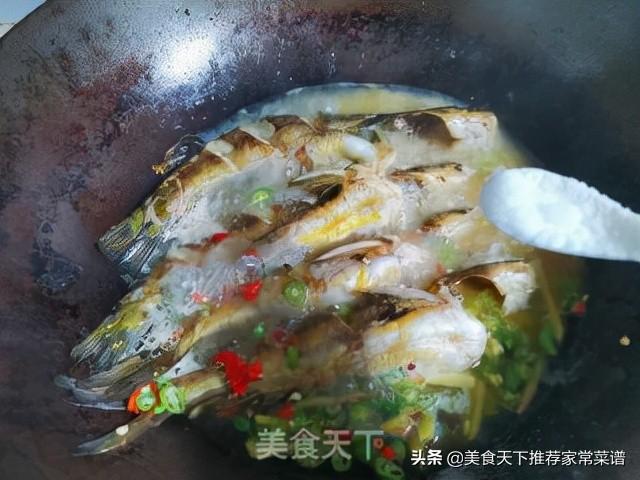 黄鸭叫最好吃的做法，用烧热的药膳油再将鱼烫熟