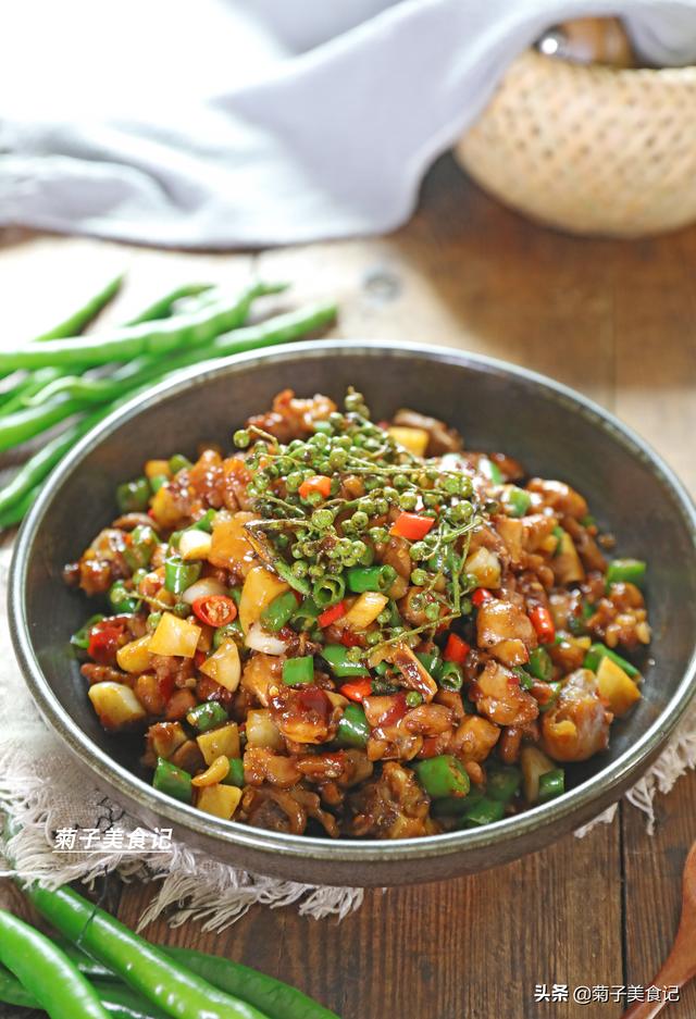 辣椒炒鸡腿肉怎么炒好吃又嫩，教你在家做快手小炒