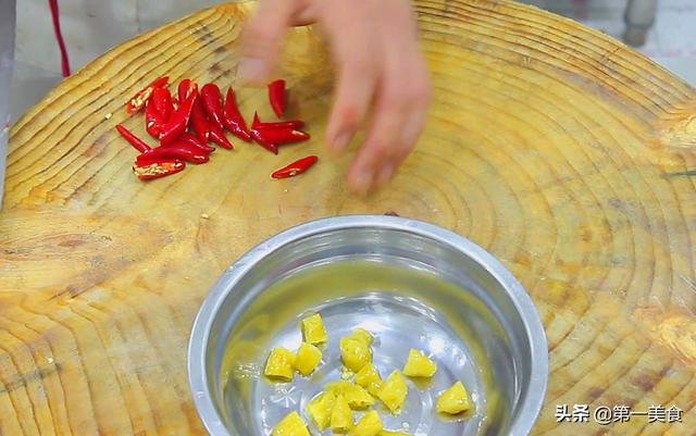 秋葵炒肉的做法，家常小菜谱秋葵炒肉（怎么做出地道地秋葵小炒肉）