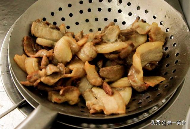 五花肉炒蒜苗正宗做法，蒜苗炒五花肉的家常做法
