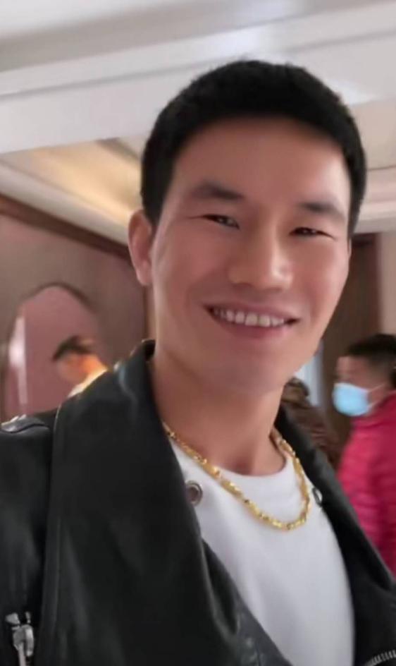 嘎子哥老婆近照曝光，某明星炫富炫美妻炫绯闻