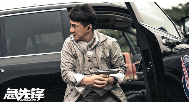 成龙在舞台上最尴尬的一次，成龙在金鸡奖颁奖礼现场亲自修座椅