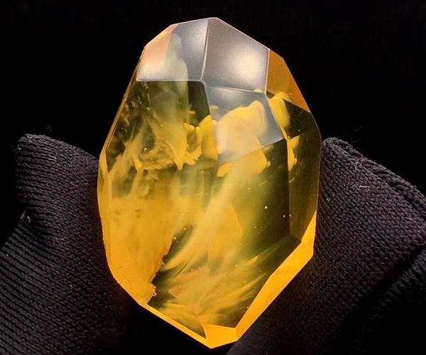 琥珀形成的条件，琥珀的形成过程和条件（琥珀形成需要哪些阶段）