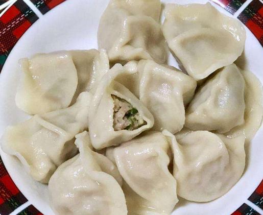 速冻饺子怎么煮，速冻饺子怎么煮才不发白（冻饺子如何煮，用冷水还是沸水）