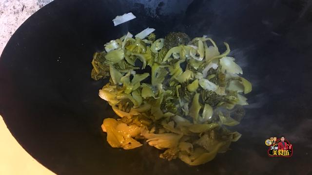猪大肠怎么炒又白又脆，偷偷告诉你饭店的秘诀