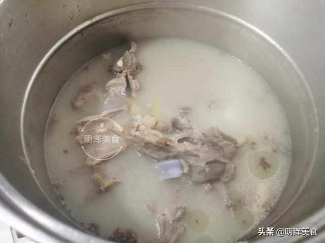羊杂汤怎么做好吃，羊杂汤怎么调制才好吃（切记不要直接煮）