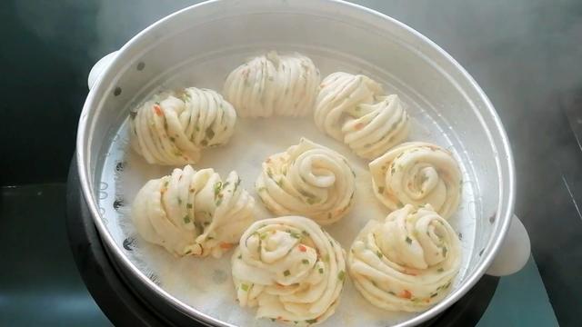 怎么做葱油花卷，葱香花卷怎么做最简单又好看（教你做好看又好吃的葱油花卷）