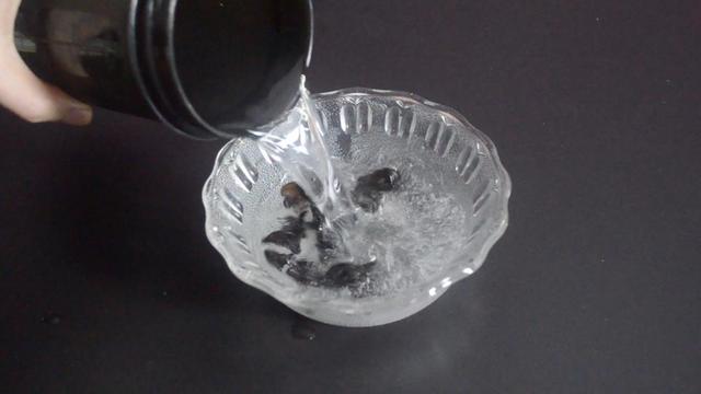 木耳的正确泡法，正确泡发木耳的方法（木耳切记不要用清水泡）