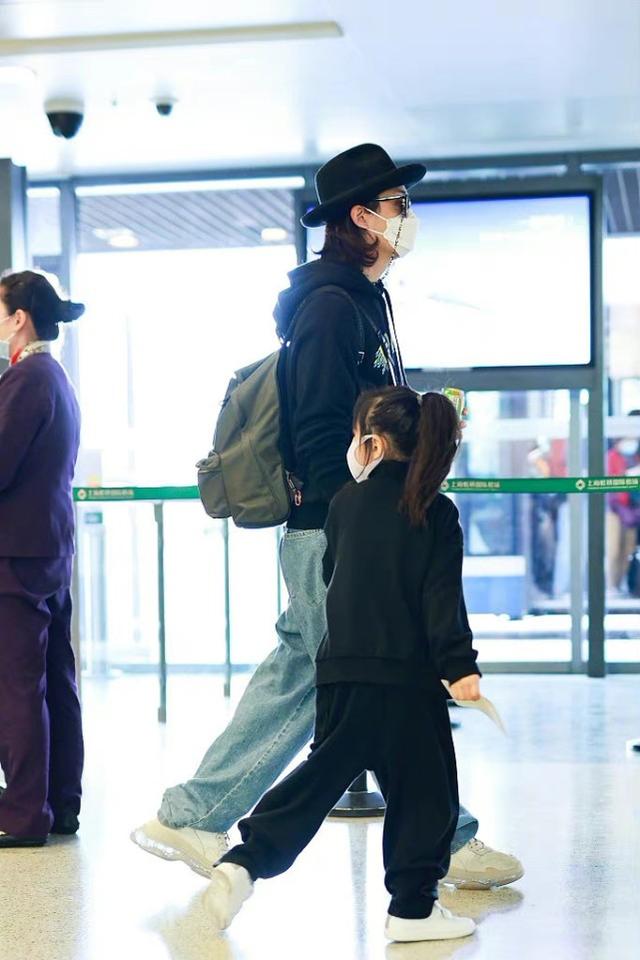 戚薇李承鉉分工明確，李承鉉機場專心帶女兒，戚薇機場獨美 娛樂八卦吃瓜 第4张