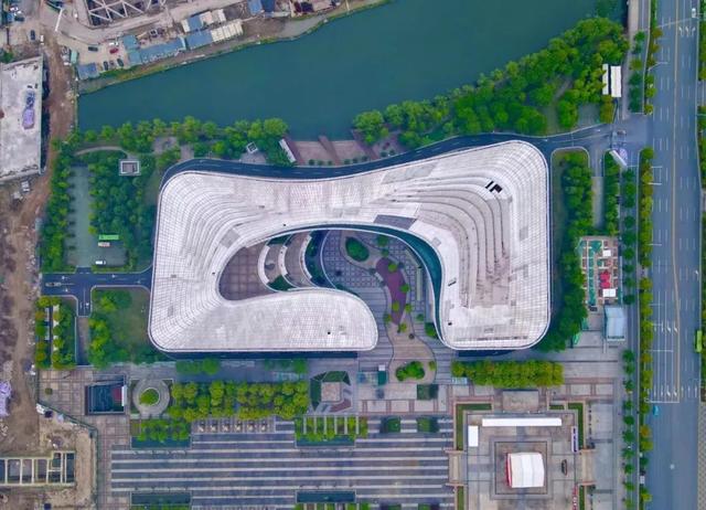 青山湖24小时图书馆，江西首个户外“24小时自助城市书房”在南昌建成