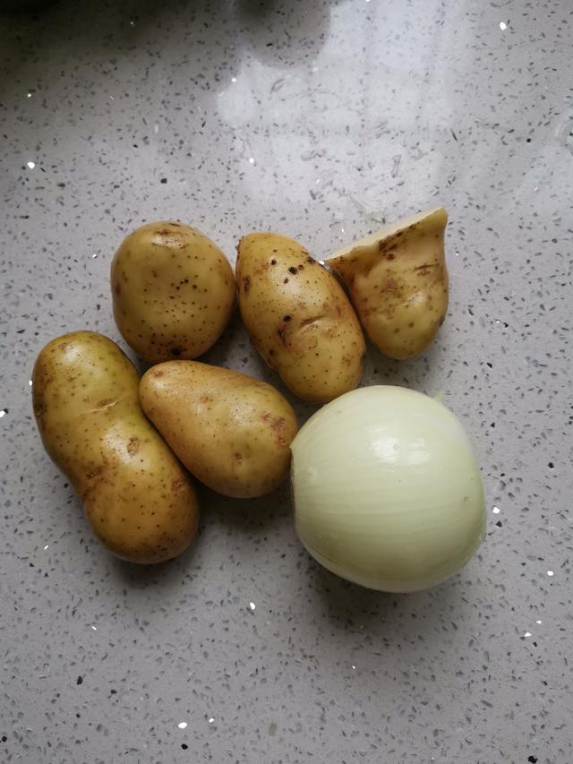 土豆炒洋葱的家常做法，大厨教你秘制做法
