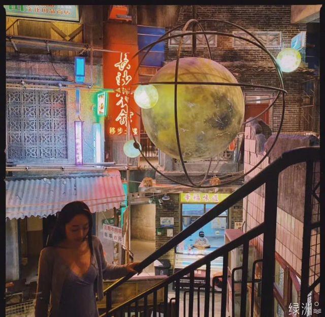 蔣夢婕穿搭太亮眼！吊帶裙配針織衫，又純又欲大顯性感女人味 娛樂八卦吃瓜 第3张