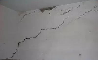 大体积混凝土裂缝，大体积混凝土容易开裂的原因（简直就是拉仇恨的节奏）