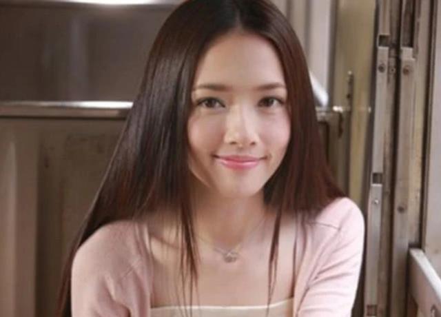 與馮紹峰王思聰傳戀情，郭碧婷為何能成為港圈太子妃？她可不簡單 娛樂八卦吃瓜 第2张