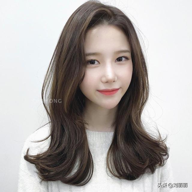 春节适合什么发型简单又好看，过年别再烫“奶奶卷”