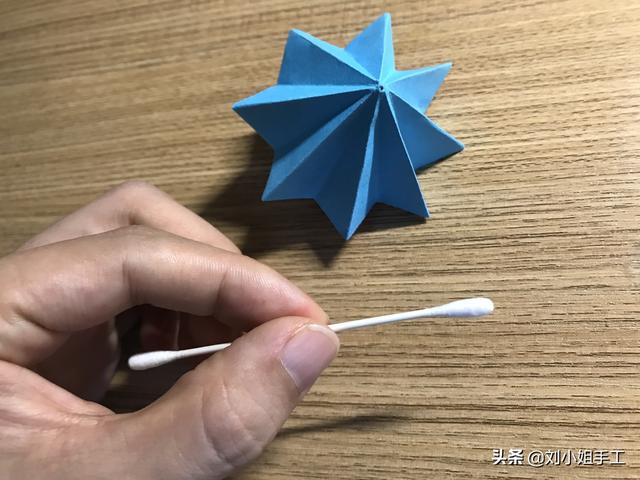 最简单的雨伞折纸方法图解，折纸教程：带爱心的小花伞