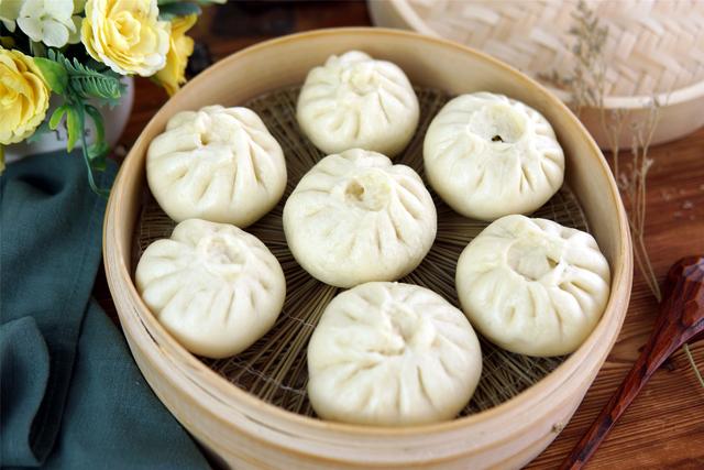 白菜包子馅怎么做好吃，夏天怎么做白菜馅包子（白菜包子这样调馅太香了）