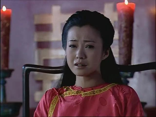 38岁杨蓉终于高调一回，穿红T配红纱裙娇艳妩媚