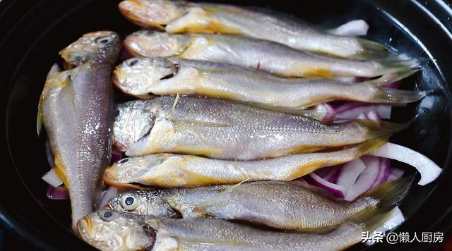 這魚我家隔天吃一次，鍋底放這些，不加水燉煮，魚肉鮮嫩 熱愛美食 第11张