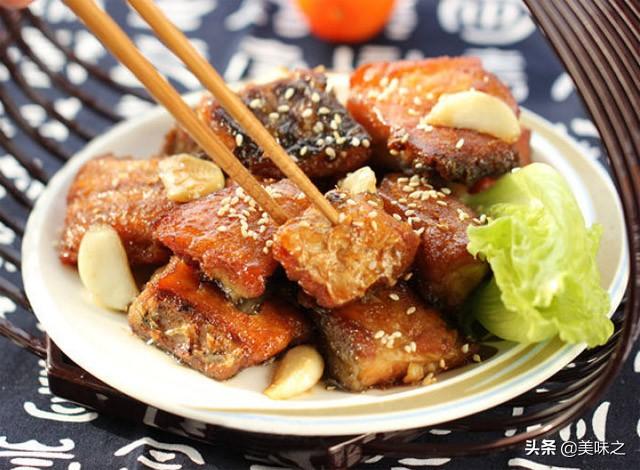 糖醋鱼的家常做法，怎样做糖醋鱼又简便又美味（大厨教你糖醋鱼的家常做法）