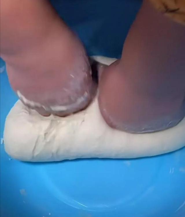 膨松剂炸油条配方，复合膨松剂制作油条方法（做出跟市面一样金黄松软油条）