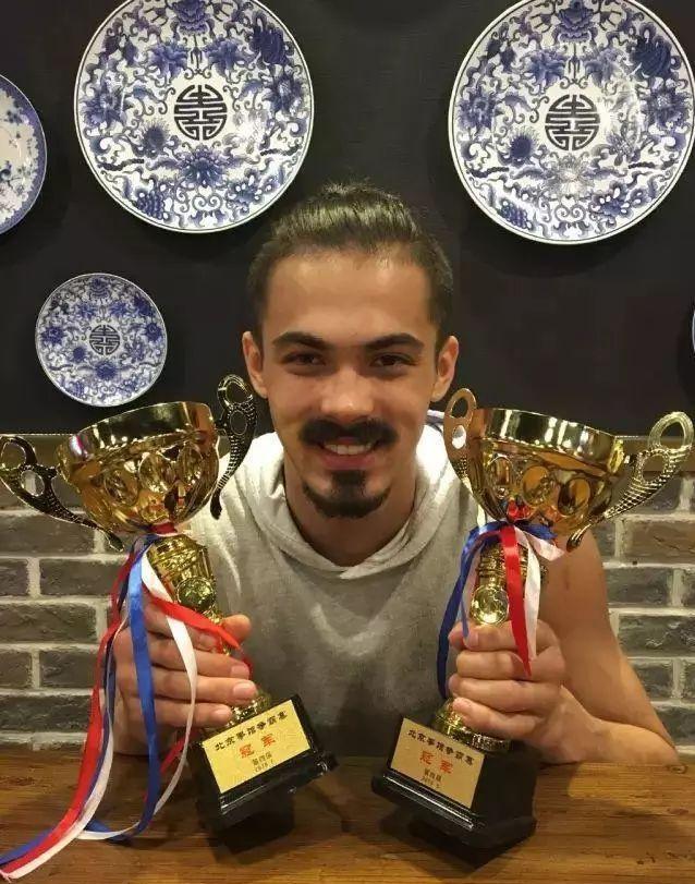 59岁韦唯现身模样大变，韦唯20年情路坎坷