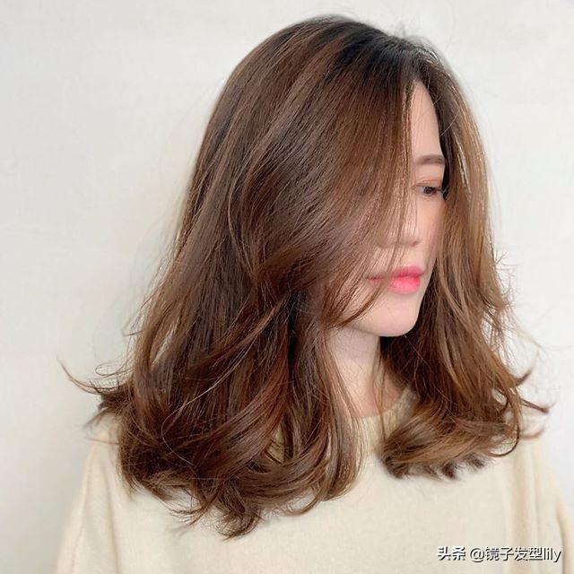 女生纹理烫发型，好看的烫头发型中长发