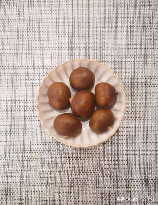 百合怎么炒好吃，炒百合怎么炒最好吃（百合炒之前要先处理一下）