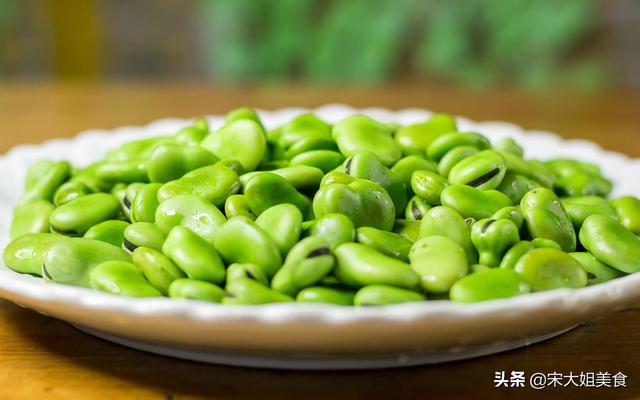 蚕豆怎样炒才最好吃，饭店大厨教我一招