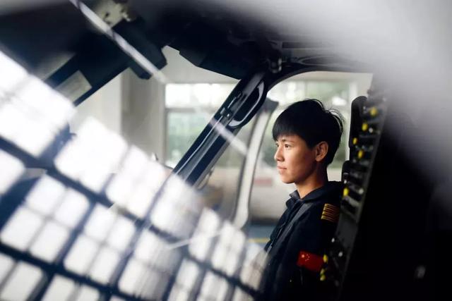 女机长个人资料简介，退役后却成中国首位美籍女机长