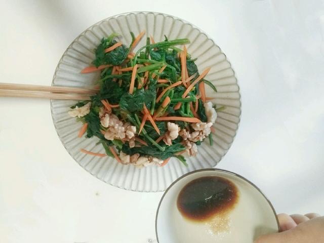 凉拌菠菜花生米，花生米和菠菜怎样凉拌好吃（教你做成夏季开胃凉拌菜）