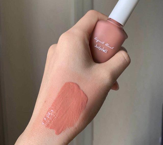 腮红膏哪个好用又持久不掉色，腮红膏它的优点是与肌肤更贴合