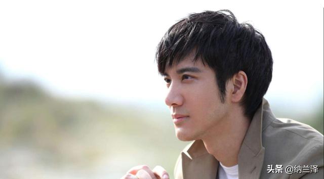 王力宏怎么留大胡子了，留长发衣着邋遢似流浪汉