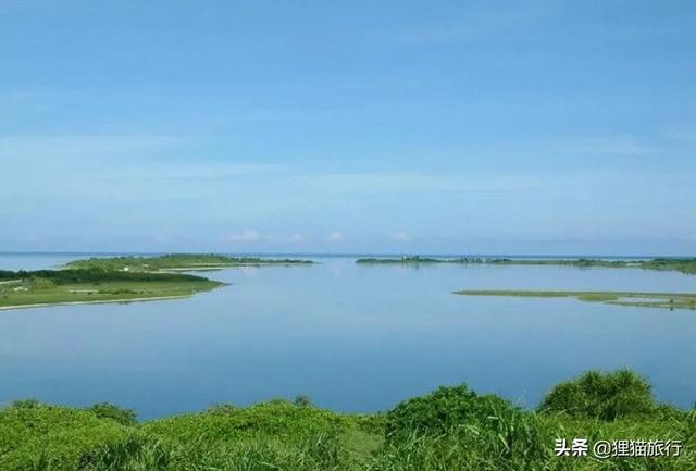 东沙群岛位于万山群岛以东，东沙群岛主要岛屿