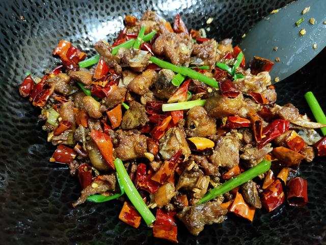 辣子鸡丁的家常做法，辣子鸡最正宗的做法不辣不柴（厨师长教你做家常辣子鸡丁）