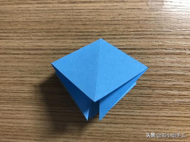 最简单的雨伞折纸方法图解，折纸教程：带爱心的小花伞