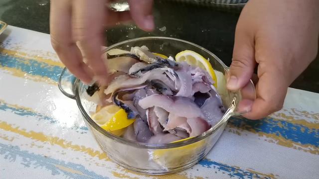 美食制作柠檬鱼，比清蒸鲈鱼还好吃的柠檬鱼