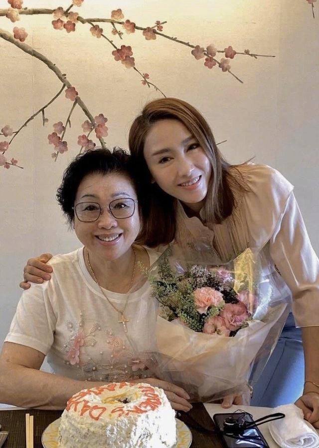 49歲黎姿內心不老，日常闊太太生活依舊精彩，為好友當模特狀態佳 娛樂八卦吃瓜 第8张