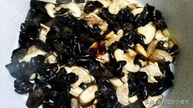 木耳炒香菇制作教程，几朵香菇简单一炒