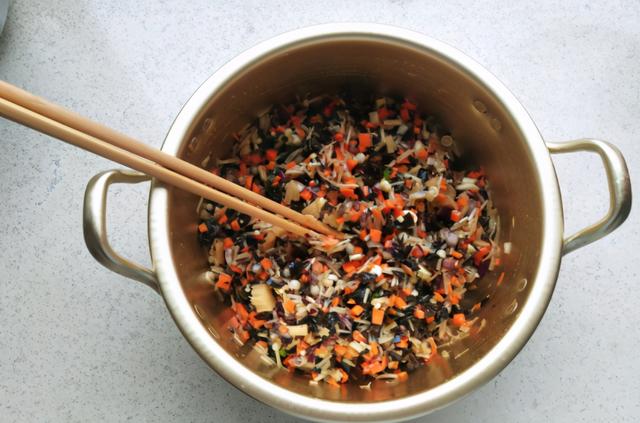 素菜盒子怎么做好吃，不用和面2分钟一锅