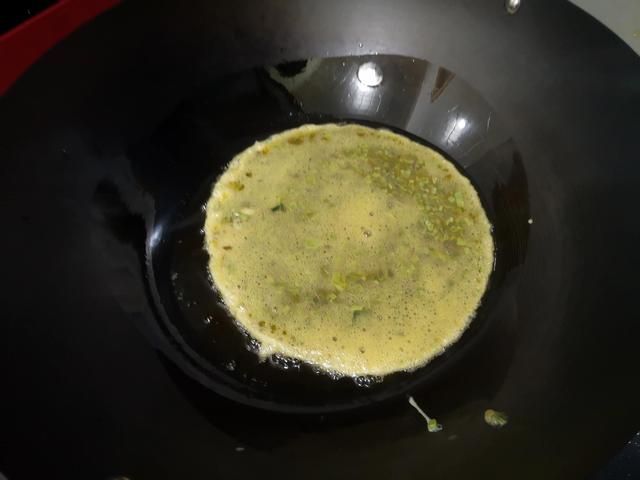 香椿芽如何炒鸡蛋好吃，先焯水还是直接炒