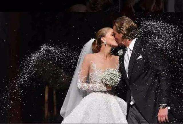 3万颗施华洛世奇水晶造型，施华洛世奇将关店3000家